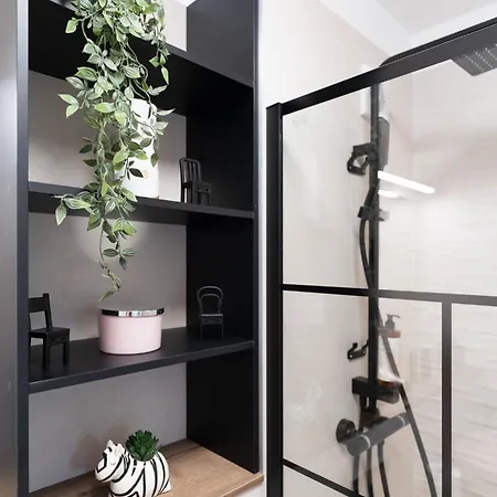 דירה Mohost Noblesse - Chic Urban Retreat