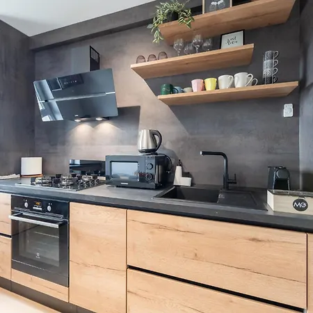 Mohost Noblesse - Chic Urban Retreat בראשוב