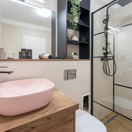 Mohost Noblesse - Chic Urban Retreat Apartment *